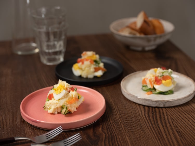 食卓に並ぶピンクのお皿