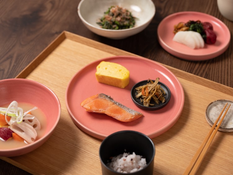 食卓に並ぶピンクのお皿