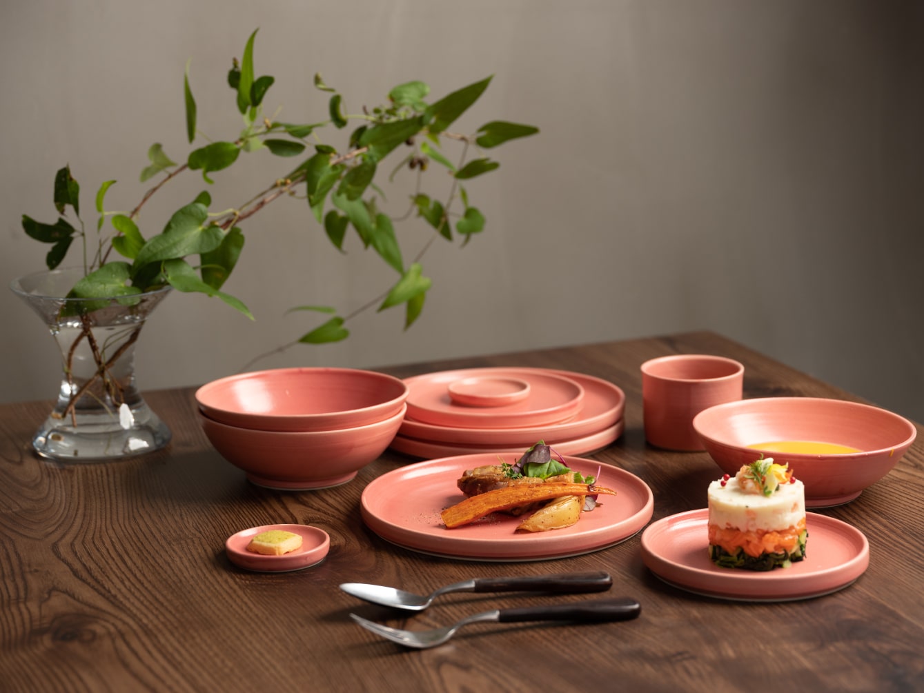 ピンクの和食器